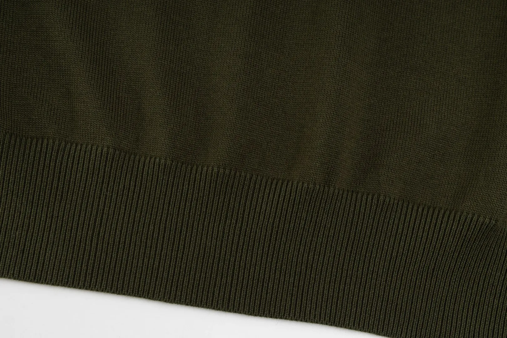 P216 #R81 Ralph Lauren knitted pony embroidered lapel polo shirt three-button pullover open chest long-sleeved sweater Official website synchronization Same style for men and women Sizes: S-XL Color: White Blue Gray Dark Gray Khaki Military Green Navy White Label Navy Blue Red Label Black Red Label Black White Label Pink Classic cotton yarn 100% white cotton High-quality goods Classic styles have always been popular! The workmanship details are very good! The simple lapel polo pullover sweater is always the standard, with classic brand embroidery on the chest! All major stars have the same style! Best for couples. High quality goods! Xinjiang cotton micro-elastic and smooth fabric has excellent quality. Pure cotton is soft and skin-friendly. Size: S M L